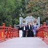 Thủ tướng Phạm Minh Chính và Phu nhân cùng Thủ tướng Sonexay Siphandone và Phu nhân thăm di tích đền Ngọc Sơn. (Ảnh: Dương Giang/TTXVN)