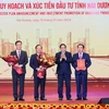 Thủ tướng Phạm Minh Chính trao Quyết định công bố Quy hoạch tỉnh Hải Dương cho lãnh đạo tỉnh Hải Dương. (Ảnh: Dương Giang/TTXVN)