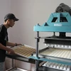 Sản xuất bánh đậu xanh Tam Bảo - sản phẩm truyền thống đạt OCOP 3 sao của tỉnh Quảng Ngãi. (Ảnh: Đinh Hương/TTXVN) 