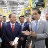 Tổng thống Indonesia Joko Widodo thăm nhà máy VinFast Hải Phòng. (Ảnh: Hoàng Ngọc/TTXVN)