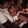 Nhân viên y tế tiêm vaccine ngừa bệnh sốt rét cho trẻ em tại Gisambai, Kenya. (Ảnh: AFP/TTXVN) 
