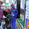 Mua bán xăng dầu tại một điểm kinh doanh trên địa bàn Hà Nội. (Ảnh: Trần Việt/TTXVN)