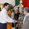 Chủ tịch nước Võ Văn Thưởng thăm hỏi, tặng quà cho người có công, gia đình chính sách, hộ nghèo huyện Trà Ôn, tỉnh Vĩnh Long. (Ảnh: Thống Nhất/TTXVN)