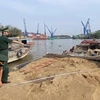 Bộ đội Biên phòng thu giữ khoảng 31 mét khối cát khai thác lậu trên sông. (Ảnh: TTXVN phát)