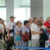 Khách quốc tế đến tham quan, du lịch đảo ngọc Phú Quốc làm thủ tục nhập cảnh tại Sân bay Quốc tế Phú Quốc. (Ảnh: Lê Huy Hải/TTXVN)