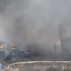 Lực lượng cứu hỏa làm nhiệm vụ tại hiện trường đám cháy xưởng gỗ công nghiệp ở Hà Tĩnh. (Ảnh: Hoàng Ngà/TTXVN)
