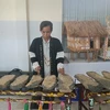 Ông Bo Bo Hùng- cán bộ Trung tâm Văn hóa Thông tin và Thể thao huyện Khánh Sơn giói thiệu đàn đá. (Ảnh: Đặng Tuấn/TTXVN)