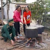 Bộ Chỉ huy Bộ đội Biên phòng tỉnh Kon Tum cùng người dân Gié-Triêng tại làng Nông Kon,xã Đăk Dục (Ngọc Hồi, Kon Tum) cùng nhau luộc bánh chưng. (Ảnh: Khoa Chương/TTXVN)