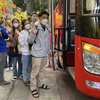 Sinh viên háo hức lên các chuyến xe về quê đón Tết. (Ảnh: Hồng Giang/TTXVN)