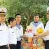 Đại tá Phạm Quang Trung - Chính ủy Lữ đoàn 957 (bìa phải) tặng quà cho các điểm trực chiến. (Nguồn: Báo Khánh Hòa)