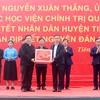 Ủy viên Bộ Chính trị Nguyễn Xuân Thắng tặng quà Tết cho đảng bộ, chính quyền, nhân dân huyện Tiên Yên. (Ảnh: Văn Đức/TTXVN)