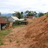 Tổ dân phố làng Dầu, thị trấn Di Lăng, huyện Sơn Hà (Quảng Ngãi) có 7 hộ với 21 nhân khẩu thường xuyên bị sạt lở núi đe dọa. (Ảnh: Phạm Cường/TTXVN)