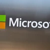Biểu tượng Microsoft bên ngoài tòa nhà văn phòng ở Chevy Chase, Maryland, Mỹ. (Ảnh: AFP/TTXVN)