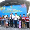 Lãnh đạo tỉnh Long An trao tặng vé xe đưa công nhân lao động về quê ăn Tết. (Ảnh: Đức Hạnh/TTXVN)