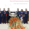 Chủ tịch Quốc hội Vương Đình Huệ tặng quà Tết cho lãnh đạo thành phố Hà Nội. (Ảnh: Nhan Sáng/TTXVN)