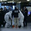 Cảnh sát điều tra tại hiện trường vụ tấn công bằng dao ở nhà ga Gare de Lyon, Paris, Pháp, ngày 3/2/2024. (Nguồn: AFP/TTXVN)