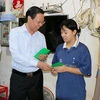 Chủ tịch Ủy ban Nhân dân Thành phố Hồ Chí Minh Phan Văn Mãi lì xì Tết cho con em công nhân, người lao động tại nhà lưu trú công nhân Hiệp Phước. (Ảnh: Thanh Vũ/ TTXVN)