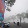 Sương mù mờ mịt trên tuyến phố Đinh Tiên Hoàng, Hà Nội. (Ảnh: Thanh Tùng/TTXVN)