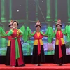 Đội văn nghệ múa đèn chạy chữ làng Nhân Cao biểu diễn tiết mục "Múa đèn chạy chữ." (Ảnh: Hoa Mai/ TTXVN)