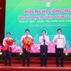 Phó Thủ tướng Chính phủ Lê Minh Khái trao Quyết định Phê duyệt Quy hoạch tỉnh Đồng Tháp thời kỳ 2021-2030, tầm nhìn 2050. (Ảnh: Nguyễn Văn Trí/TTXVN)
