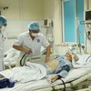 Các bác sỹ Viện Y học Biển Việt Nam thăm khám cho bệnh nhân. (Ảnh: Minh Thu/TTXVN)