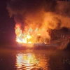 Hiện trường tàu cá bị cháy trong đêm. (Ảnh: TTXVN phát)