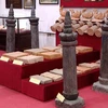 Bộ sưu tập Cột kinh phật được chế tác từ đá, nặng gần 120kg. (Ảnh: Hải Yến/TTXVN)