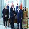 Thủ tướng Australia Anthony Albanese và Hôn thê đón Thủ tướng Phạm Minh Chính và Phu nhân. (Ảnh: Dương Giang/TTXVN)