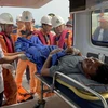 Thuyền viên Hoàng Minh Nhơn được chuyển lên ôtô cấp cứu để đưa vào bệnh viện điều trị tại Đà Nẵng. (Ảnh: TTXVN phát)