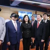 Thủ tướng Phạm Minh Chính trải nghiệm ứng dụng công nghệ do CSIRO nghiên cứu và phát triển. (Ảnh: Dương Giang/TTXVN)