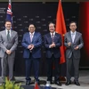 Thủ tướng Phạm Minh Chính chứng kiến trao văn kiện hợp tác về giáo dục giữa một số trường đại học của Việt Nam và Đại học Australia. (Ảnh: Dương Giang/TTXVN)