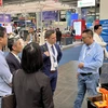 Doanh nghiệp Công nghệ thông tin Việt Nam giới thiệu về sản phẩm tại một Hội chợ ở Đức. (Ảnh: Mạnh Hùng/TTXVN)