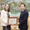 Phó Thủ tướng Trần Hồng Hà tặng quà lưu niệm cho Đại sứ về biến đổi khí hậu của Canada Catherine Stewart. (Ảnh: Văn Điệp/TTXVN)