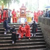 Các cụ cao niên lấy nước tại Giếng Ngọc để rước về Đền Vua Bà trong lễ hội làng Diềm. (Ảnh: Thanh Thương/TTXVN)