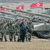 Nhà lãnh đạo Triều Tiên Kim Jong-un (phía trước) thị sát cuộc diễn tập của các đơn vị xe tăng ngày 13/3/2024. (Ảnh: YONHAP/TTXVN) 