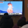 Người dân tại Seoul, Hàn Quốc theo dõi bản tin truyền hình về vụ phóng tên lửa của Triều Tiên ngày 14/1/2024. (Ảnh: AFP/TTXVN)