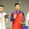 Xạ thủ Phạm Quang Huy (giữa) giành Huy chương Vàng đầu tiên cho thể thao Việt Nam ở ASIAD 2023. (Ảnh: TTXVN phát)