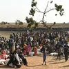 Người tị nạn Sudan nhận hàng cứu trợ tại Bentiu, Nam Sudan. (Ảnh: AFP/TTXVN)