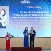 Lãnh đạo Đại học Quốc gia Thành phố Hồ Chí Minh tuyên dương Tiến sỹ Hà Thị Thanh Hương. (Ảnh: TTXVN phát)