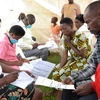Các nhân viên y tế tiếp đón người dân đến khám sàng lọc bệnh lao ở Ntungamo, Uganda. (Nguồn: WHO)