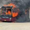 Hiện trường vụ cháy xe khách trên đèo Lò Xo, tỉnh Kon Tum. (Ảnh: TTXVN phát)