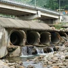 Các ống bêtông đưa nước suối Lương qua dưới đường dẫn Nam hầm Hải Vân hiện đã bị hư hỏng, nứt vỡ sau nhiều năm sử dụng. (Ảnh: Quốc Dũng/TTXVN)