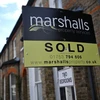 Biển bán nhà tại Windsor, phía tây London, Anh. (Ảnh: AFP/TTXVN)