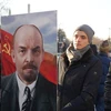 Một đoàn viên Đoàn Thanh niên Cộng sản Komsomol mang ảnh chân dung Vladimir Ilyich Lenin. (Ảnh: Quang Vinh/TTXVN)