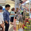 Khách tham quan mua sắm tại hội chợ xúc tiến thương mại nông nghiệp, sản phẩm OCOP Hà Nội 2023. (Ảnh: Trần Việt/TTXVN)