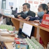 Người dân sử dụng căn cước công dân gắn chíp thay thẻ Bảo hiểm y tế đi khám chữa bệnh tại Trung tâm Y tế huyện Hiệp Hòa, Bắc Giang. (Ảnh: Đồng Thúy/TTXVN)