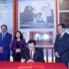 Chủ tịch Quốc hội Vương Đình Huệ viết lưu bút tại Khu Di tích lịch sử Chủ tịch Hồ Chí Minh. (Ảnh: Nhan Sáng/TTXVN)