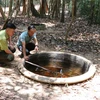 Lực lượng kiểm lâm và cán bộ của Khu Bảo tồn Thiên nhiên Văn hóa Đồng Nai kiểm tra một điểm tiếp nước cho động vật hoang dã tại rừng Mã Đà. (Ảnh: Sỹ Tuyên/ TTXVN)