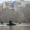Lực lượng cứu hộ sơ tán người dân khỏi khu vực ngập lụt ở thành phố Orsk, vùng Orenburg, Nga ngày 8/4/2024. (Ảnh: AFP/TTXVN)