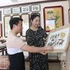 Du khách tham quan nhà trưng bày tranh dân gian Đông Hồ Nguyễn Đăng Chế. (Ảnh: Thái Hùng/TTXVN)